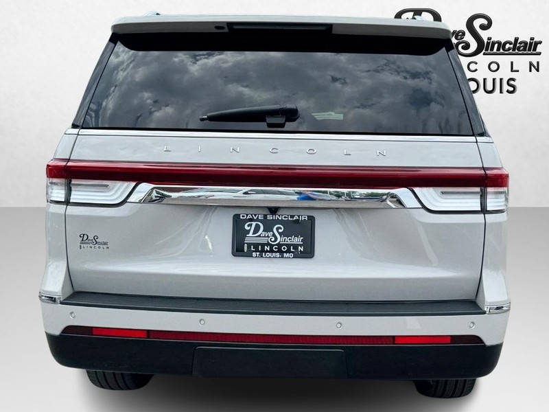 Lincoln Navigator Vehicle Full-screen Gallery Image 06