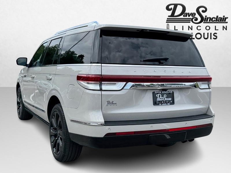 Lincoln Navigator Vehicle Full-screen Gallery Image 07