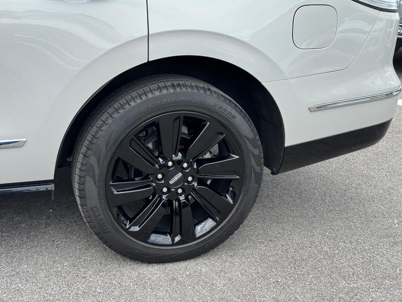 Lincoln Navigator Vehicle Full-screen Gallery Image 10