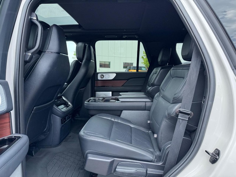 Lincoln Navigator Vehicle Full-screen Gallery Image 11