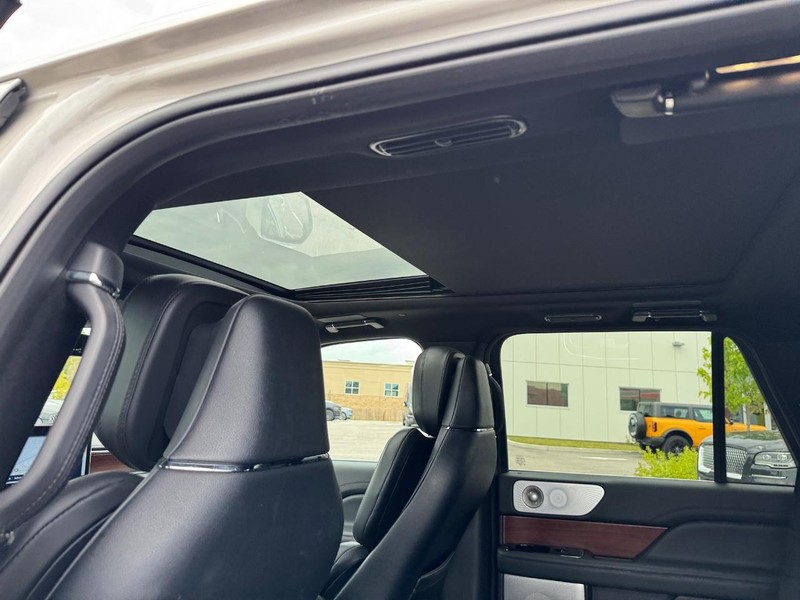 Lincoln Navigator Vehicle Full-screen Gallery Image 12