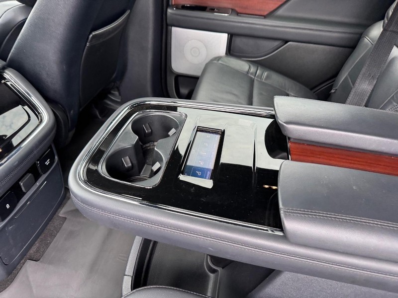 Lincoln Navigator Vehicle Full-screen Gallery Image 13