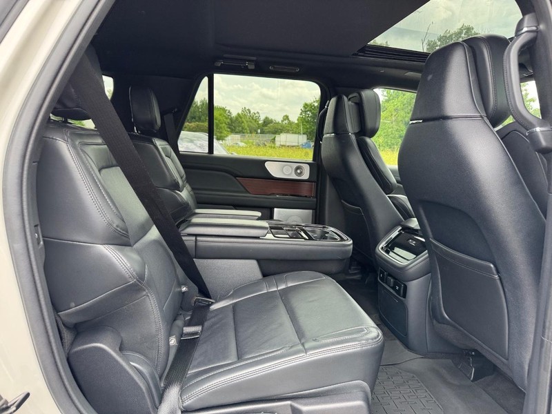 Lincoln Navigator Vehicle Full-screen Gallery Image 15