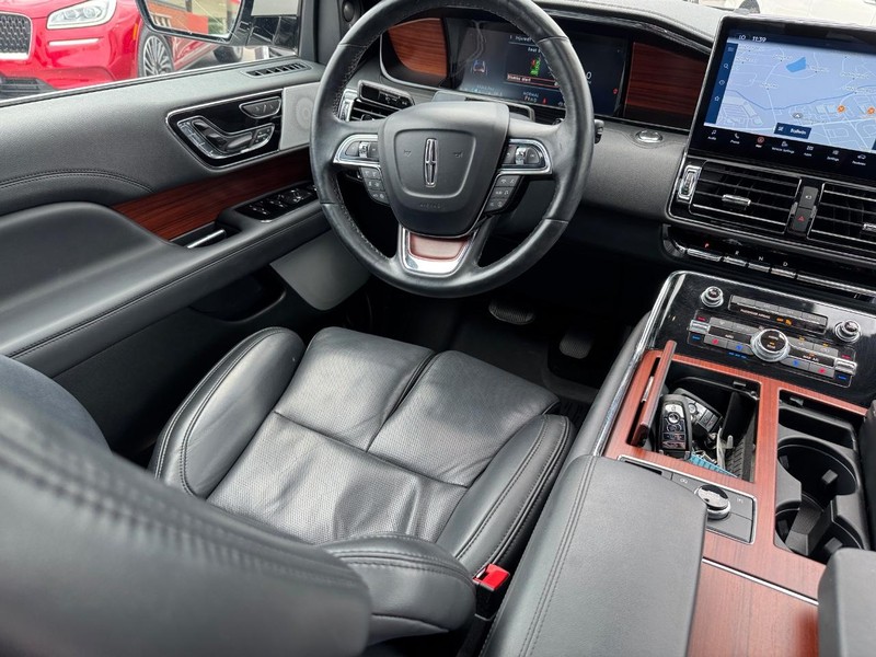 Lincoln Navigator Vehicle Full-screen Gallery Image 16