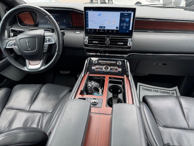 Lincoln Navigator Vehicle Full-screen Gallery Image 17