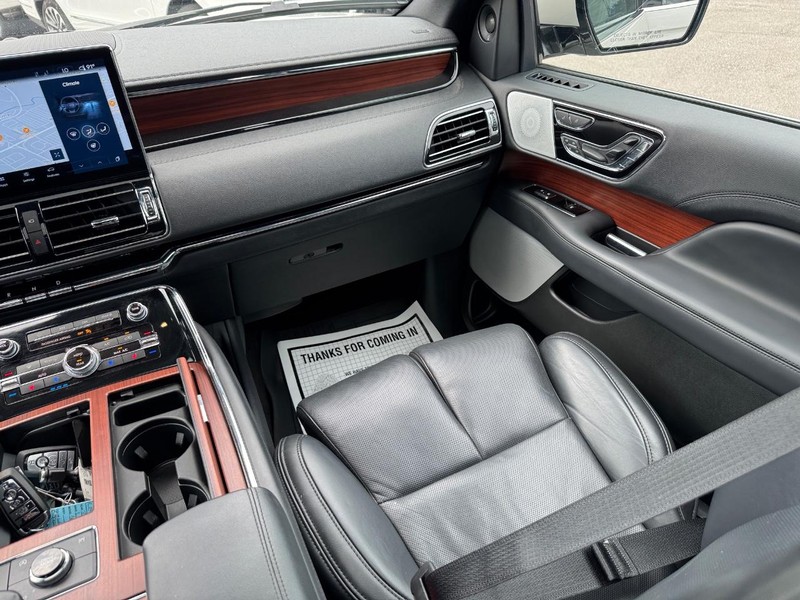 Lincoln Navigator Vehicle Full-screen Gallery Image 18