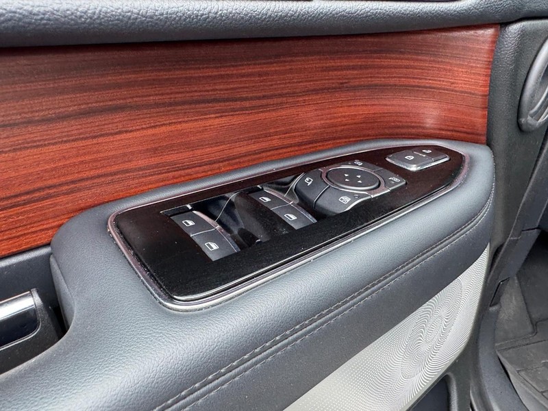Lincoln Navigator Vehicle Full-screen Gallery Image 20