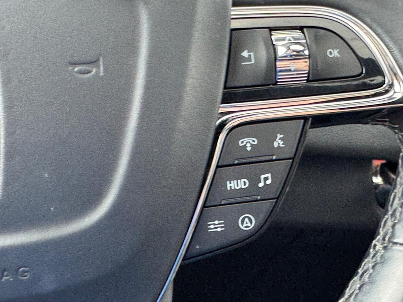 Lincoln Navigator Vehicle Full-screen Gallery Image 24