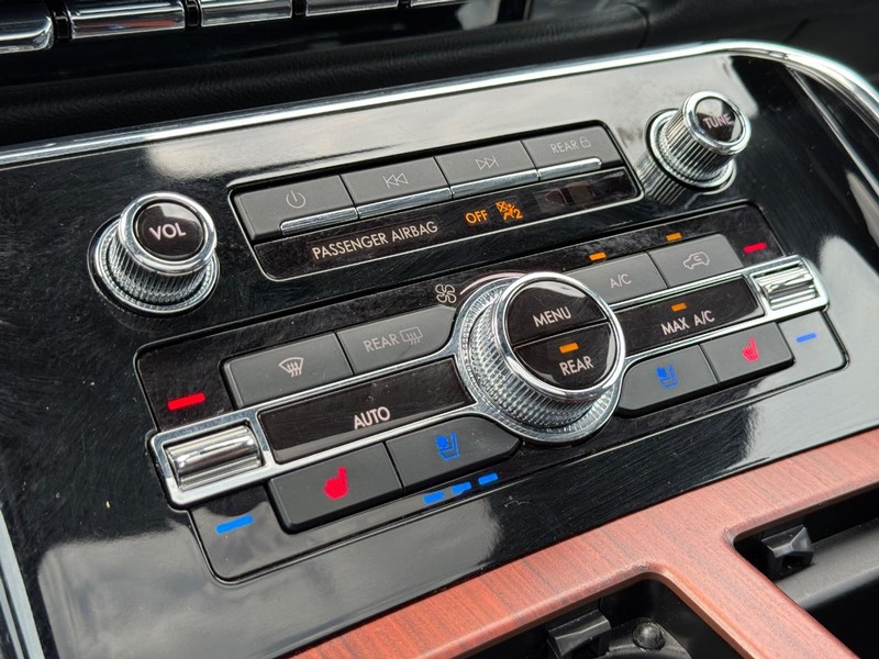 Lincoln Navigator Vehicle Full-screen Gallery Image 26