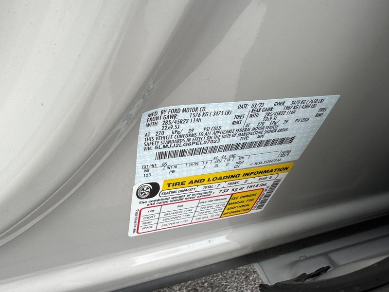 Lincoln Navigator Vehicle Full-screen Gallery Image 29