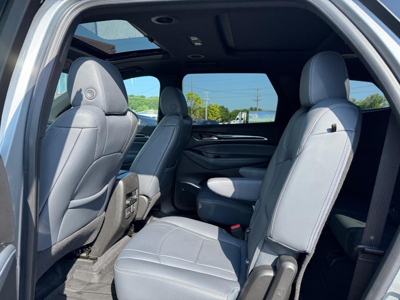 Buick Enclave Vehicle Full-screen Gallery Image 11