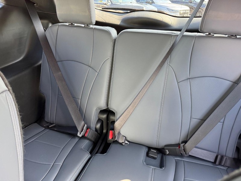 Buick Enclave Vehicle Full-screen Gallery Image 13