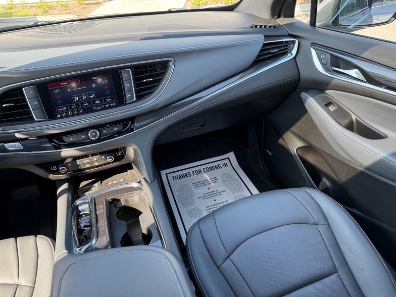 Buick Enclave Vehicle Full-screen Gallery Image 18