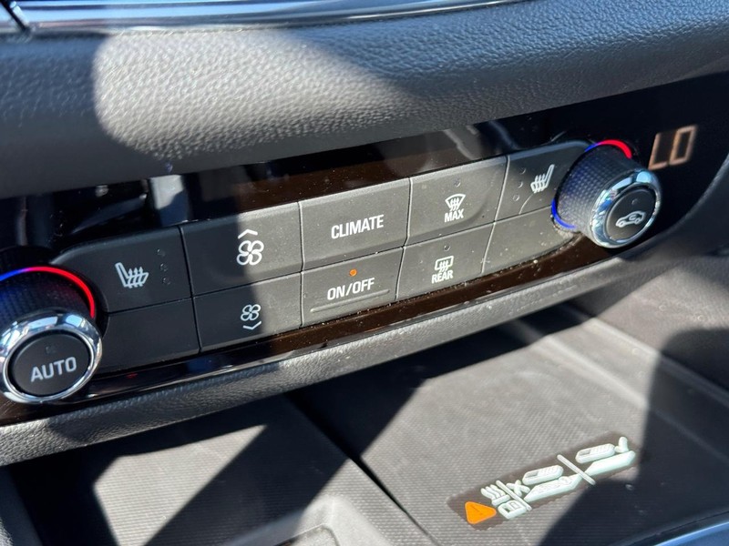 Buick Enclave Vehicle Full-screen Gallery Image 24