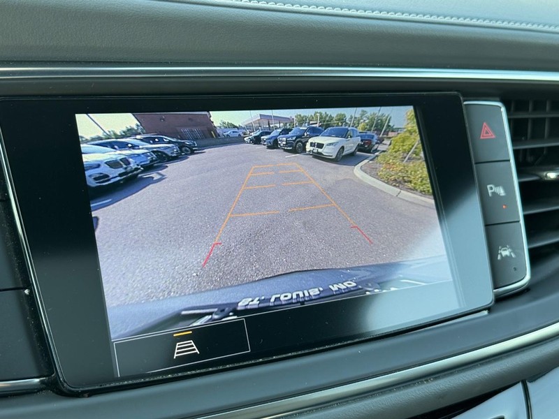 Buick Enclave Vehicle Full-screen Gallery Image 26