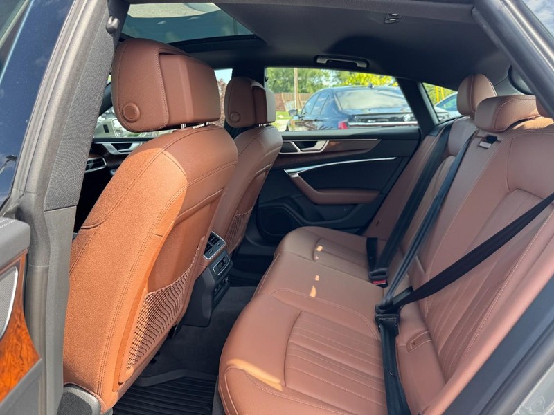 Audi A7 Vehicle Full-screen Gallery Image 11