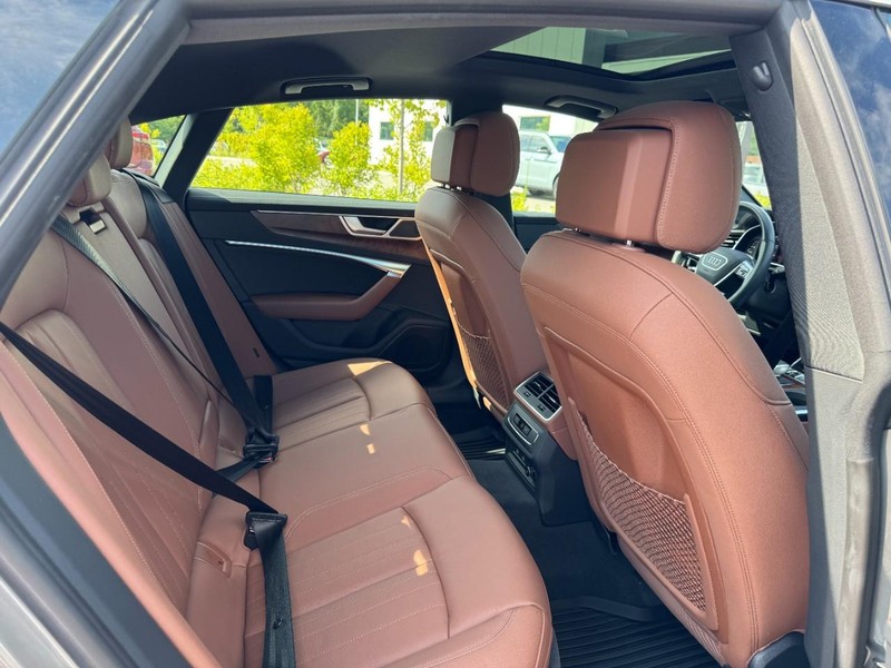 Audi A7 Vehicle Full-screen Gallery Image 12