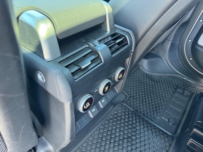Land Rover Defender Vehicle Full-screen Gallery Image 13