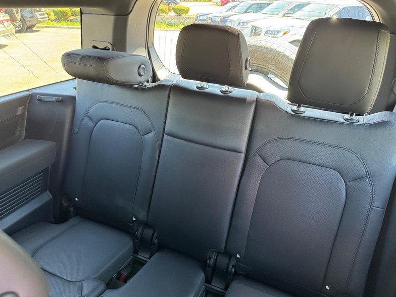 Land Rover Defender Vehicle Full-screen Gallery Image 14