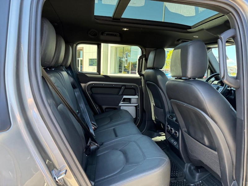 Land Rover Defender Vehicle Full-screen Gallery Image 15