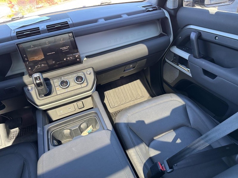 Land Rover Defender Vehicle Full-screen Gallery Image 18