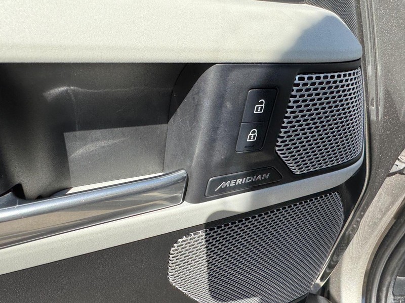 Land Rover Defender Vehicle Full-screen Gallery Image 21