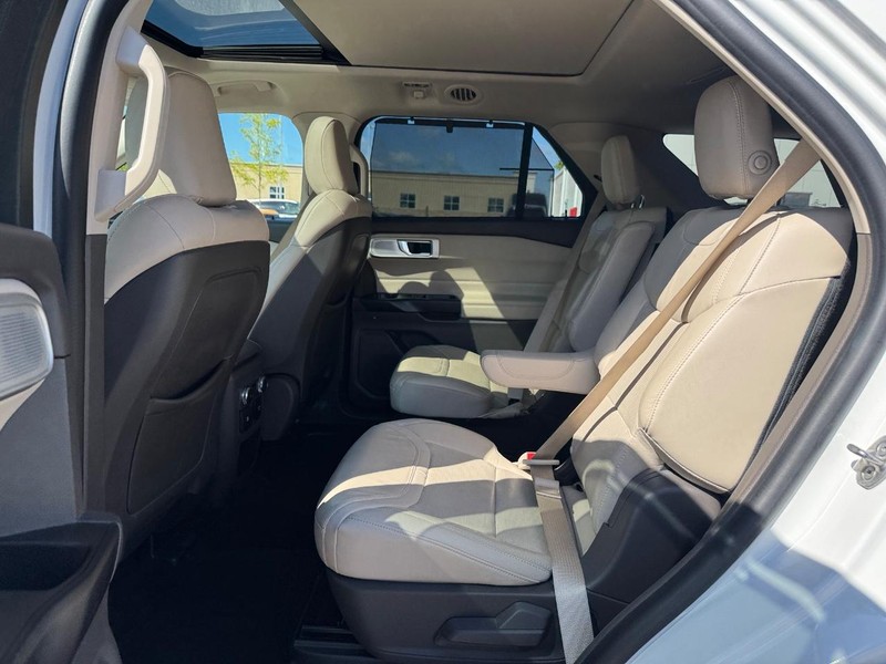 Ford Explorer Vehicle Full-screen Gallery Image 11