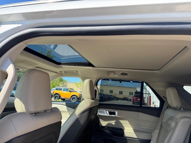 Ford Explorer Vehicle Full-screen Gallery Image 12