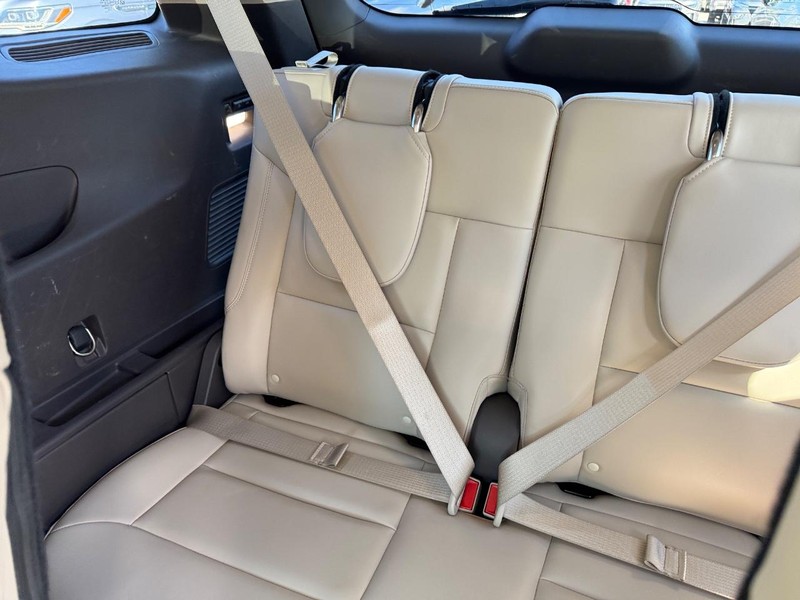 Ford Explorer Vehicle Full-screen Gallery Image 14