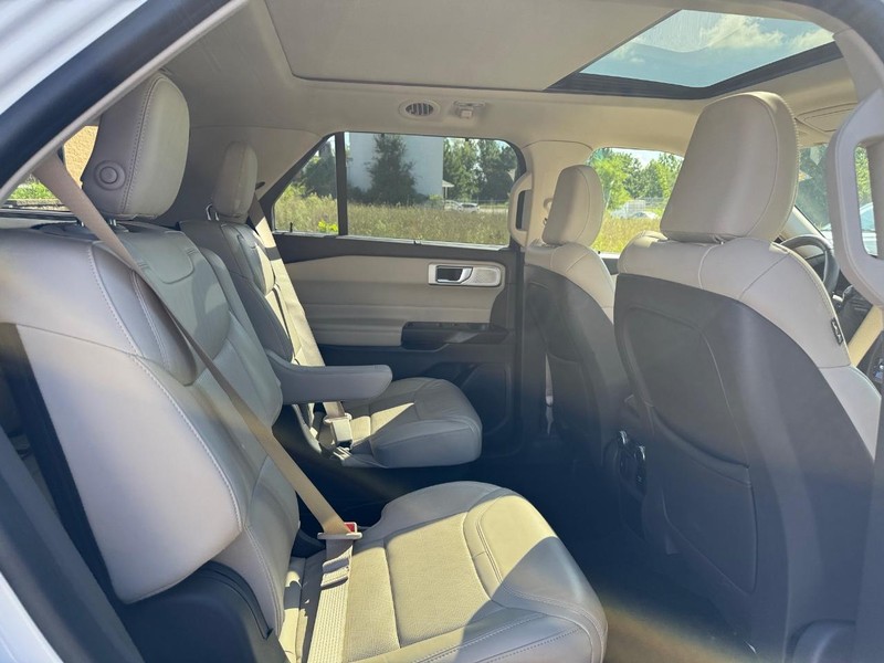 Ford Explorer Vehicle Full-screen Gallery Image 15