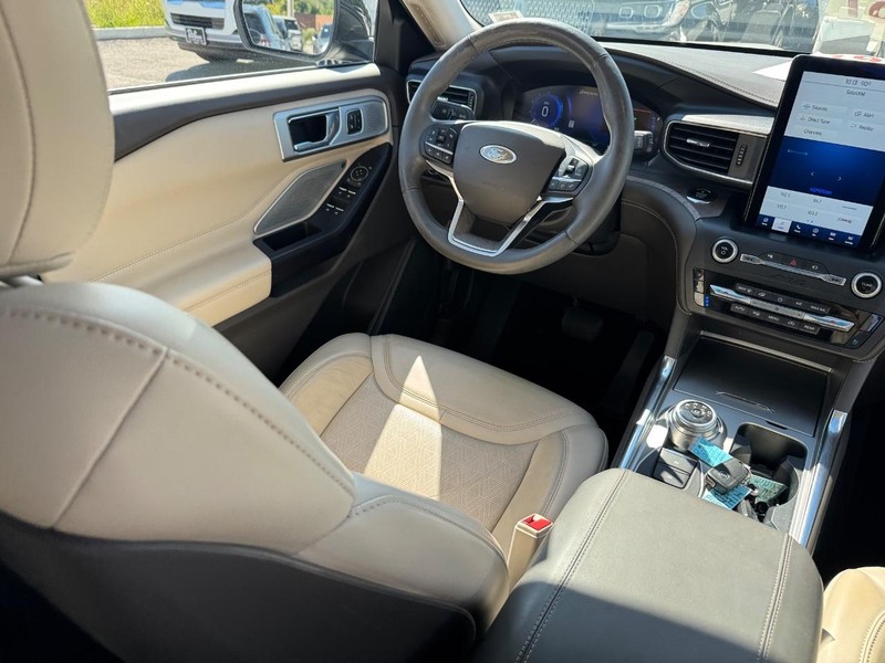 Ford Explorer Vehicle Full-screen Gallery Image 16