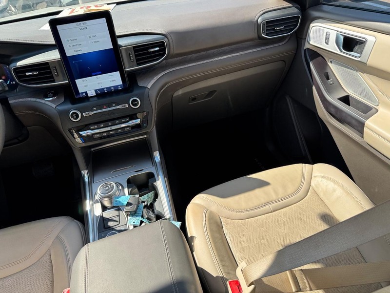 Ford Explorer Vehicle Full-screen Gallery Image 18