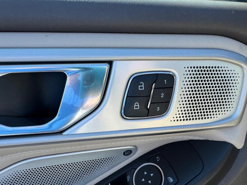 Ford Explorer Vehicle Full-screen Gallery Image 19