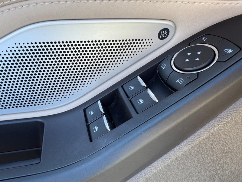 Ford Explorer Vehicle Full-screen Gallery Image 20