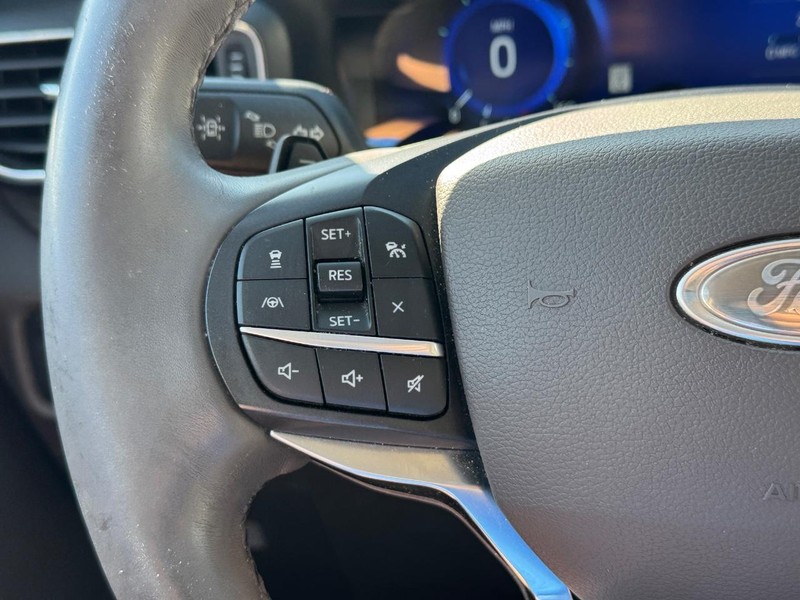 Ford Explorer Vehicle Full-screen Gallery Image 23