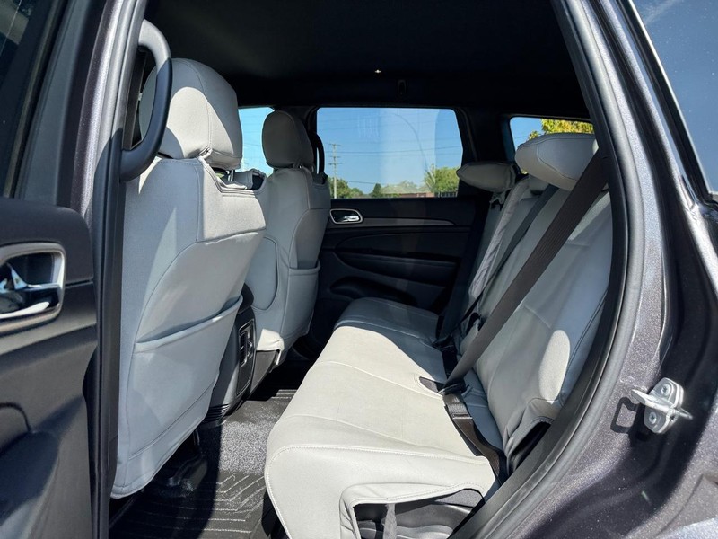 Jeep Grand Cherokee Vehicle Full-screen Gallery Image 11