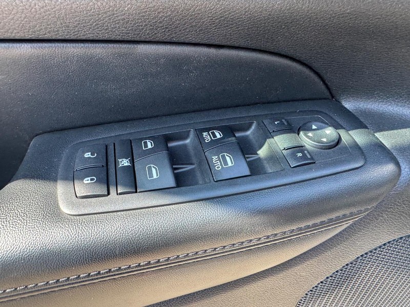 Jeep Grand Cherokee Vehicle Full-screen Gallery Image 17