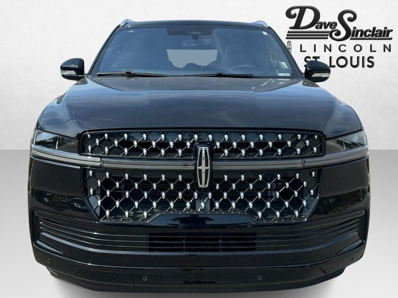 Lincoln Navigator L Vehicle Full-screen Gallery Image 02