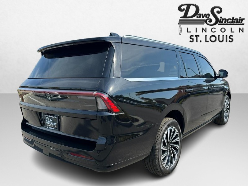 Lincoln Navigator L Vehicle Full-screen Gallery Image 05