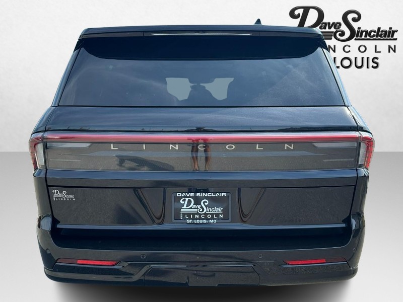 Lincoln Navigator L Vehicle Full-screen Gallery Image 06