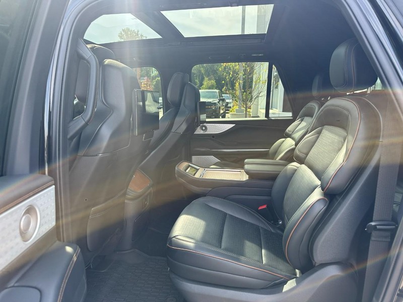Lincoln Navigator L Vehicle Full-screen Gallery Image 10