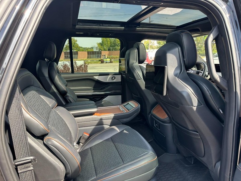 Lincoln Navigator L Vehicle Full-screen Gallery Image 11
