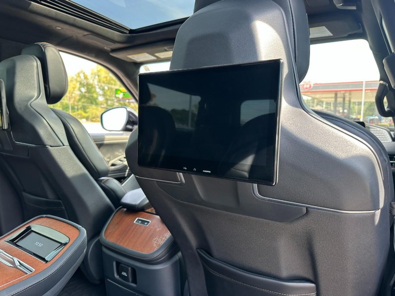 Lincoln Navigator L Vehicle Full-screen Gallery Image 12