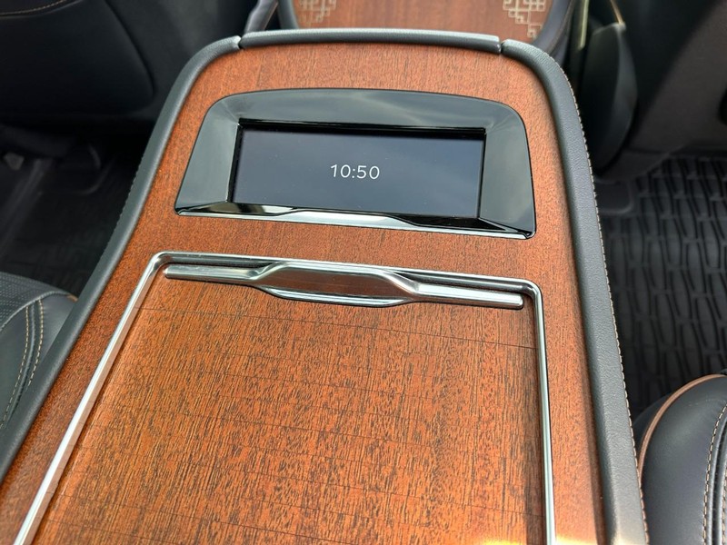 Lincoln Navigator L Vehicle Full-screen Gallery Image 13