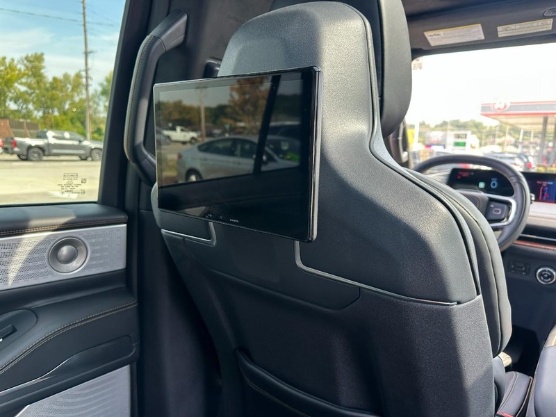 Lincoln Navigator L Vehicle Full-screen Gallery Image 14