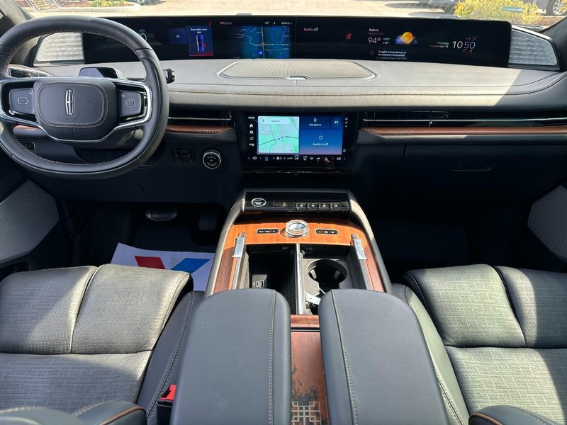Lincoln Navigator L Vehicle Full-screen Gallery Image 16
