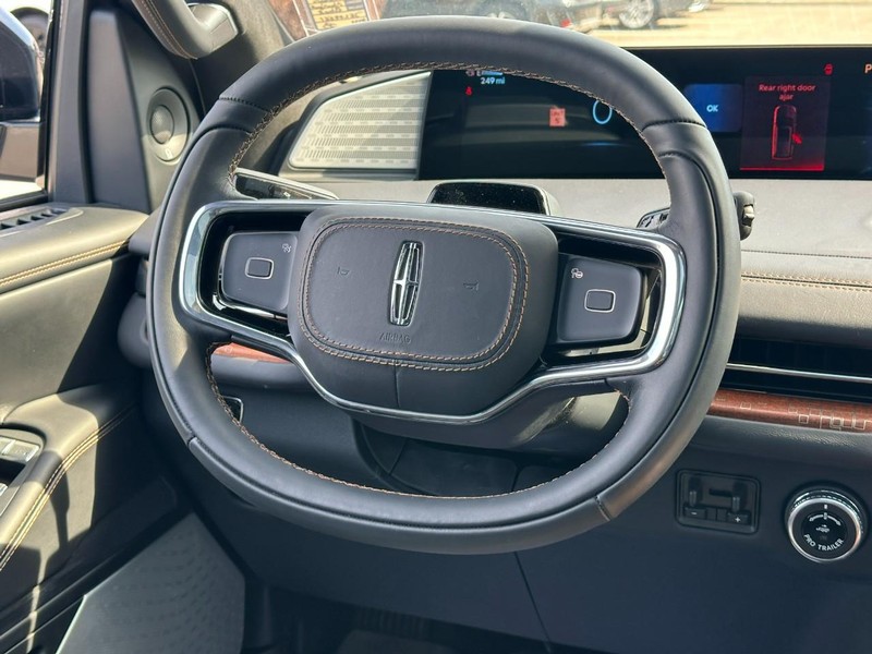 Lincoln Navigator L Vehicle Full-screen Gallery Image 17