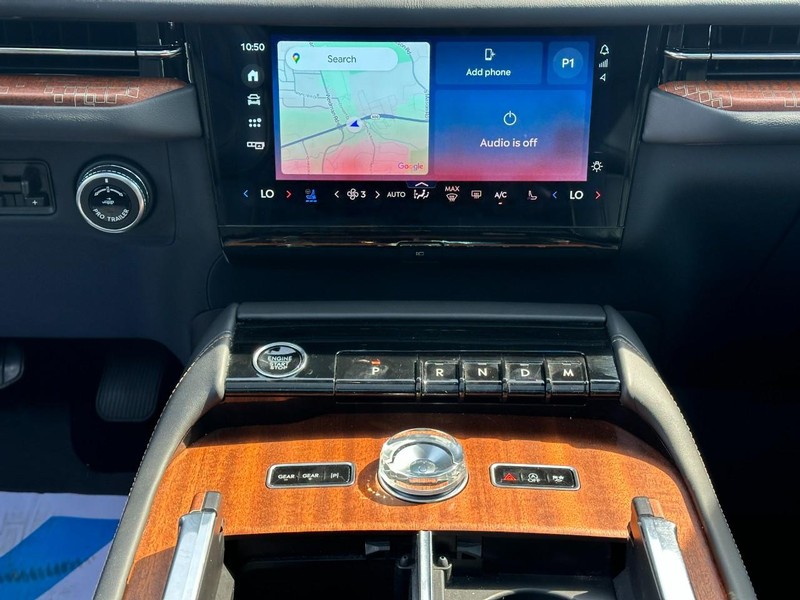 Lincoln Navigator L Vehicle Full-screen Gallery Image 18