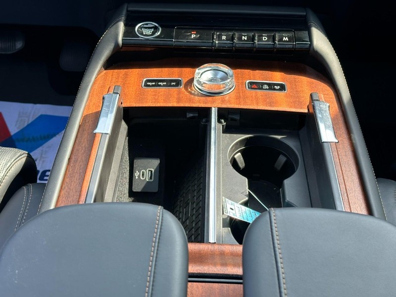 Lincoln Navigator L Vehicle Full-screen Gallery Image 19