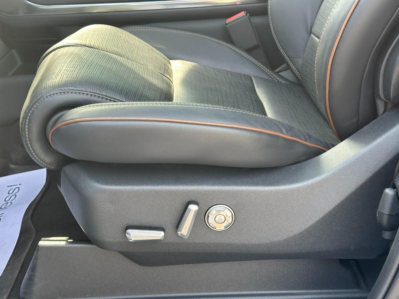 Lincoln Navigator L Vehicle Full-screen Gallery Image 22